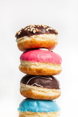 Beyaz bir arka plan üzerinde çeşitli renkli donut kapatın