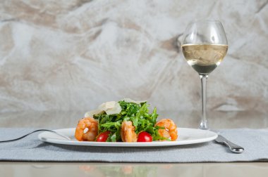 Lezzetli salata karides, roka, domates ve Parmesan peyniri, terbiyeli balzamik sos ile üzerinde Restoran sofra için servis