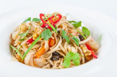 Sebzeler, otlar izole beyaz tabakta süslenmiş ile plaka deniz ürünleri makarna kadar yakın