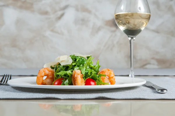 Lezzetli salata karides, roka, domates ve Parmesan peyniri, terbiyeli balzamik sos ile üzerinde Restoran sofra için servis — Stok fotoğraf