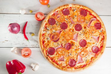 Et Pizza salam, pastırma ve domates dilimleri ile ana sayfa görünümü