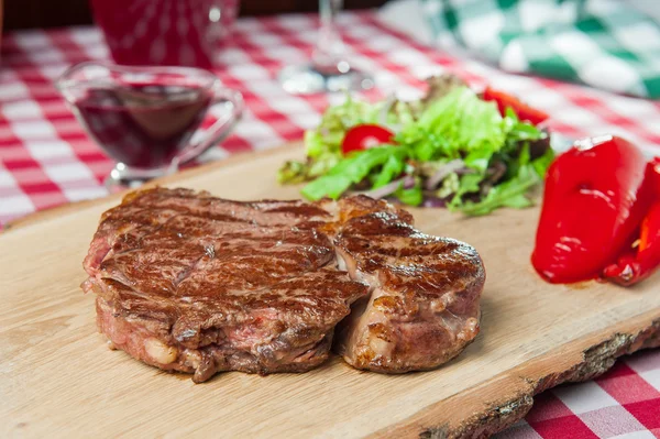 Ribeye μπριζόλα με σαλάτα λαχανικών — Φωτογραφία Αρχείου