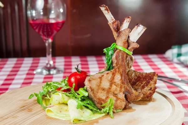 Grigliate di agnello servite con verdure fresche — Foto Stock