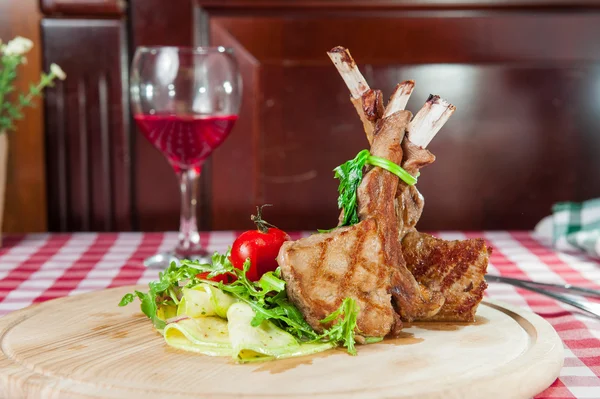 Grigliate di agnello servite con verdure fresche — Foto Stock