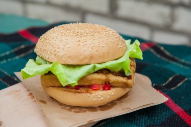 Vejetaryen burger Kızarmış tofu, sebze ve Yeşiller