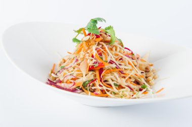 Vejetaryen Delisious diyet sebze salatası beyaz bir plaka izole kapatmak