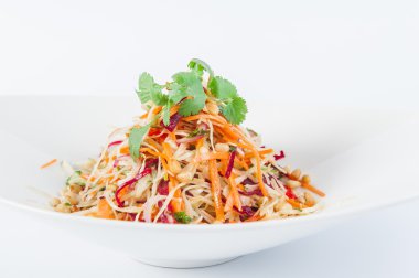 Vejetaryen Delisious diyet sebze salatası beyaz bir plaka izole kapatmak