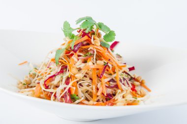 Vejetaryen Delisious diyet sebze salatası beyaz bir plaka izole kapatmak