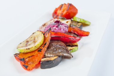 Izgara sebze uzun beyaz tabakta izole kapatmak