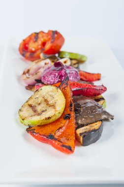 Izgara sebze uzun beyaz tabakta izole kapatmak