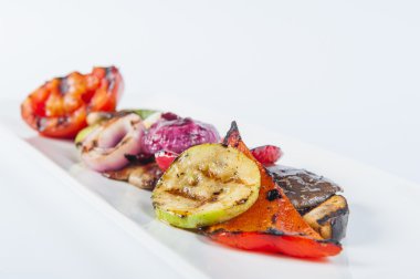 Izgara sebze uzun beyaz tabakta izole kapatmak