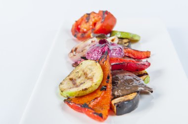 Izgara sebze uzun beyaz tabakta izole kapatmak