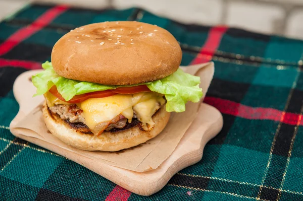 Hamburguesa con cerdo a la parrilla — Foto de Stock