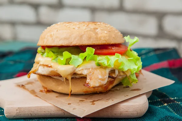 Burger dengan fillet ayam panggang — Stok Foto