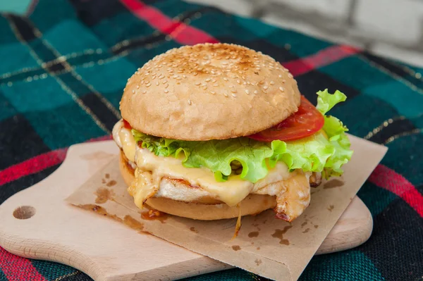 Burger dengan fillet ayam panggang — Stok Foto