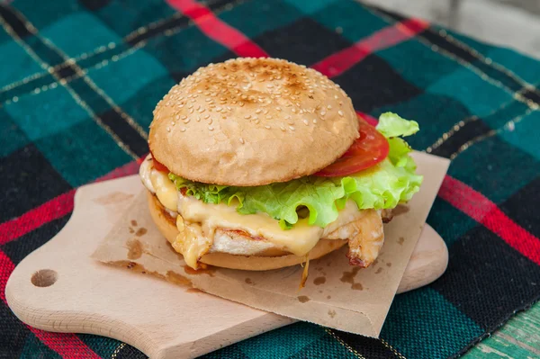 Burger dengan ayam panggang — Stok Foto