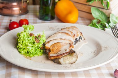 Üzerinde bir patlıcan Kızartma tavuk fileto