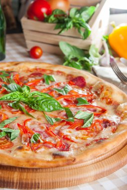 Seçici odak lezzetli et Pizza salam, pastırma ve domates dilimleri ile yakından