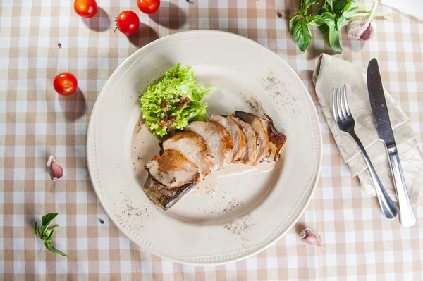 Üzerinde bir patlıcan Kızartma tavuk fileto — Stok fotoğraf