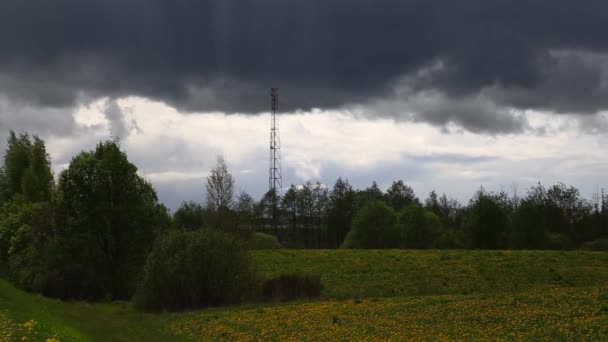 Телекоммуникационные башни на открытом воздухе — стоковое видео