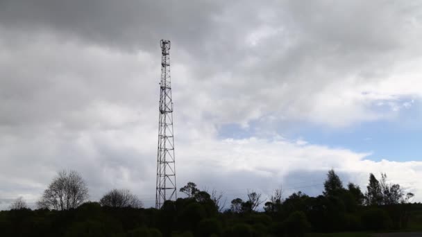 Телекоммуникационные башни на открытом воздухе — стоковое видео