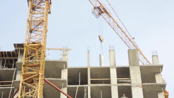 Costruzione di un edificio in gru a Torre sfondo di cemento — Video Stock