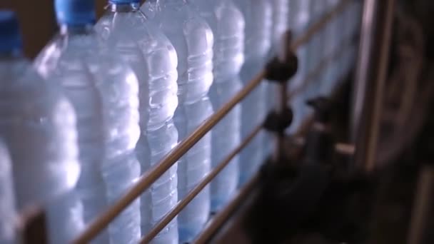 Industria del transportador de botellas de agua — Vídeos de Stock