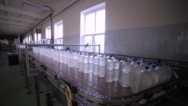 Пляшку води конвеєр промисловості — Stok video