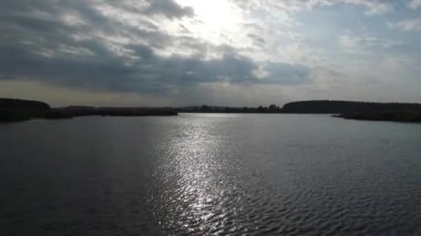 Göl ve orman üzerinde uçan. Hava anket