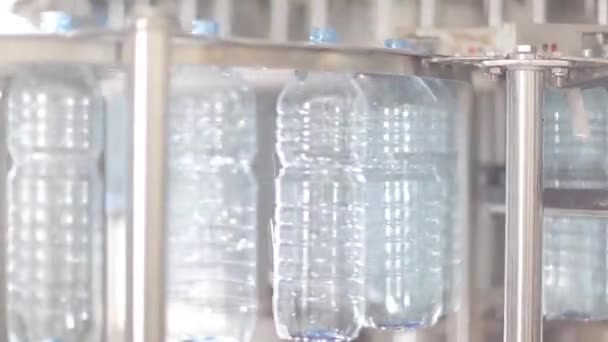 Maden suyu ve gazlı içecekler üretim hattı — Stok video