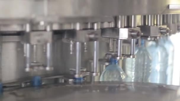 Maden suyu ve gazlı içecekler üretim hattı — Stok video