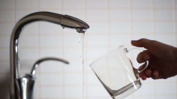 Derramando água em um copo na cozinha — Vídeo de Stock