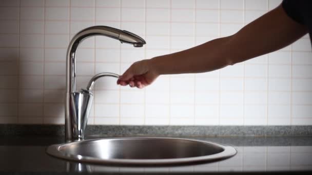 Mutfakta bir bardak içine su dökme — Stok video
