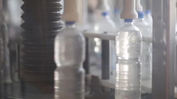 Γραμμή παραγωγής, μεταλλικό νερό και ανθρακούχα ποτά — Αρχείο Βίντεο