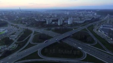 Zaman atlamalı. Yol kavşak, köprü. Hava anket