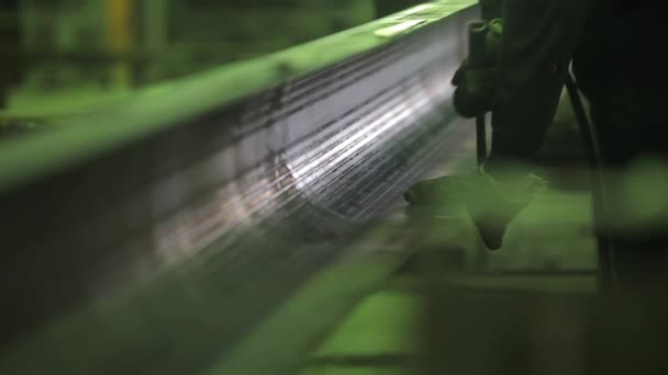 Soldadura manual de metal sábanas después de la prensa — Vídeo de stock