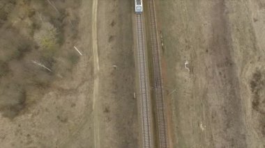 Kırsal kesimde demiryolu tren havadan görünümü