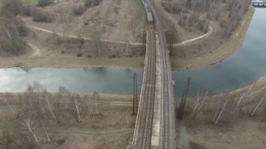 Demiryolu Köprüsü. Nehrin karşısında. Tren köprüde hareket eder.