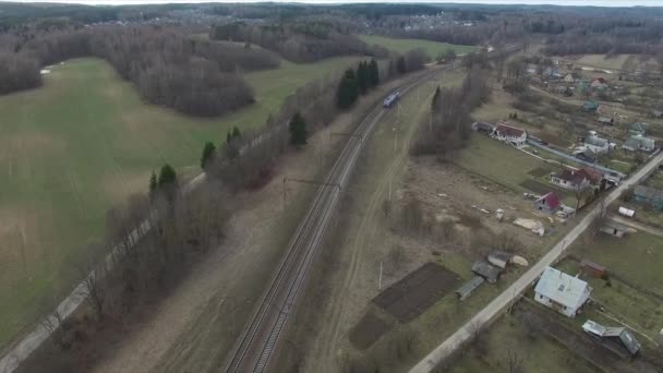 Circolazione dei treni vicino alla campagna. vista da sopra — Video Stock