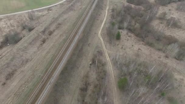 Volando sobre el campo de railway.surrounding — Vídeo de stock