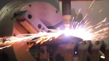 Metal boru parçaları kesmek için bir makine