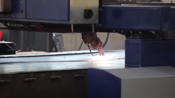 A plasma cutter making patterns from the metal sheet. The cutter drawing some curve lines on the metal sheets — Stok Video