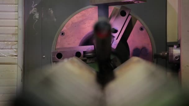 Uma máquina mecânica para cortar pedaços de tubo de metal — Vídeo de Stock