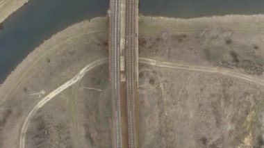 Köprü railway.over üzerinde uçan