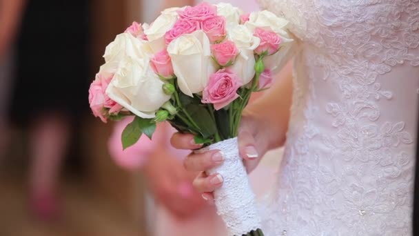 El ramo de boda en las manos de la novia — Vídeos de Stock