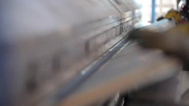 Sanayi üretimi - metal bükme makinesi. Sac tuşuna basın