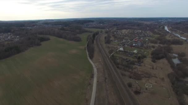 Volando sobre el campo de railway.surrounding — Vídeos de Stock