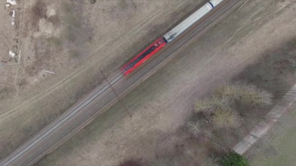 Vista aérea do trem na estrada de ferro na zona rural — Vídeo de Stock