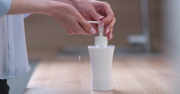 Hygiëne, vrouwelijk gebruik van een middel voor het wassen van de handen, waardoor ontsmettingsmiddel op de handen, preventie van virusbescherming, close-up. — Stockvideo