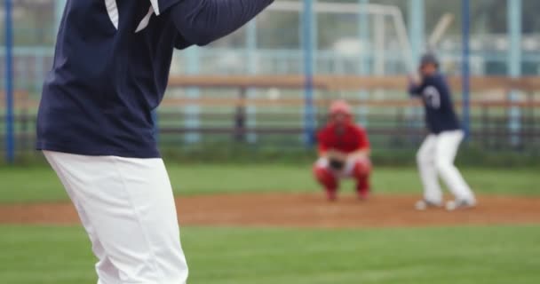 Beyzbol maçı, atıcı topu vurucuya doğru atar, vurucu hızlı topa başarıyla vurur, 4k yavaş çekim, arka görüş. — Stok video
